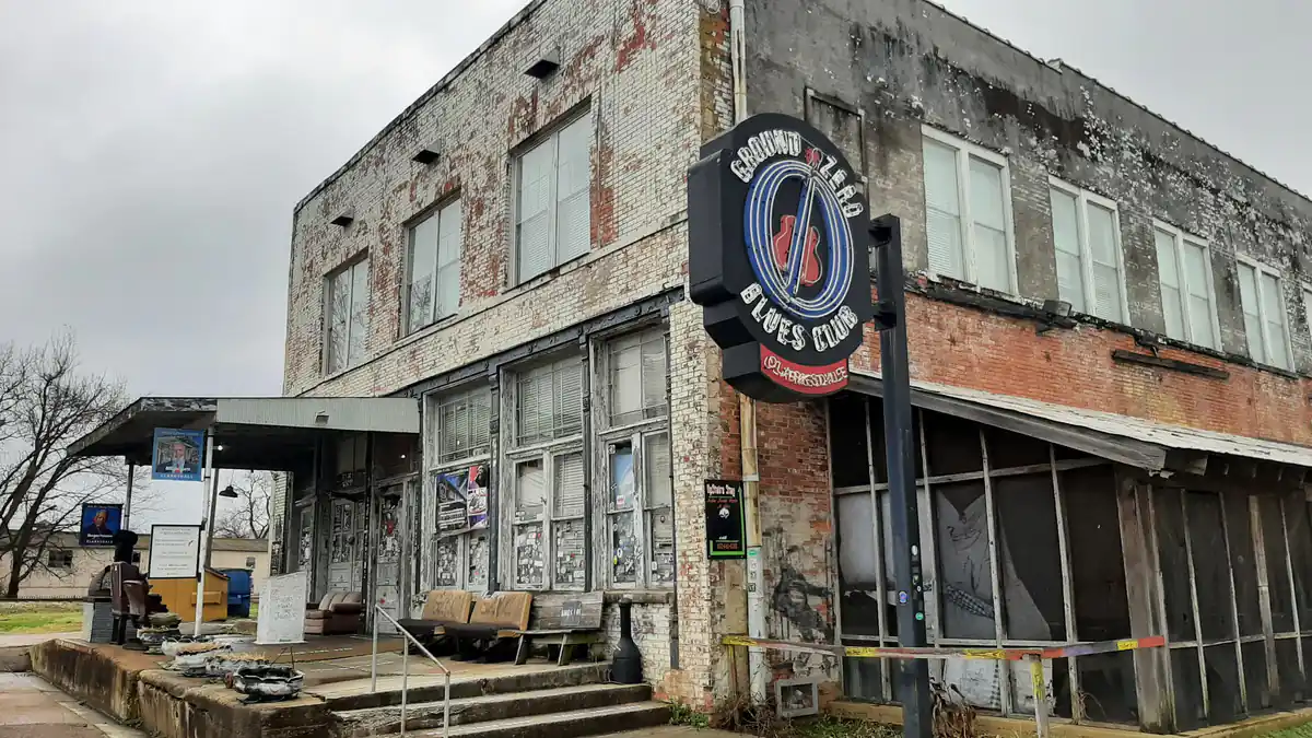 Edificio histórico con cartel de Blues, arquitectura antigua en desuso