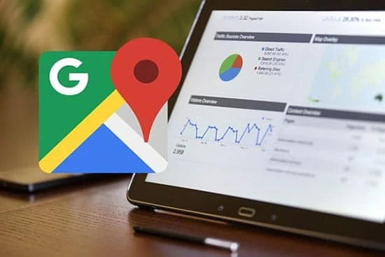 Logo Google Maps con ícono de ubicación y datos de vuelos en pantalla