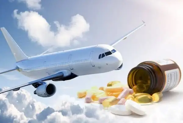 ¿Se pueden llevar medicamentos en el avión? Cómo evitar problemas