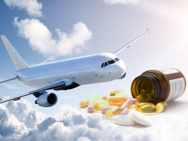 ¿Se pueden llevar medicamentos en el avión? Cómo evitar problemas