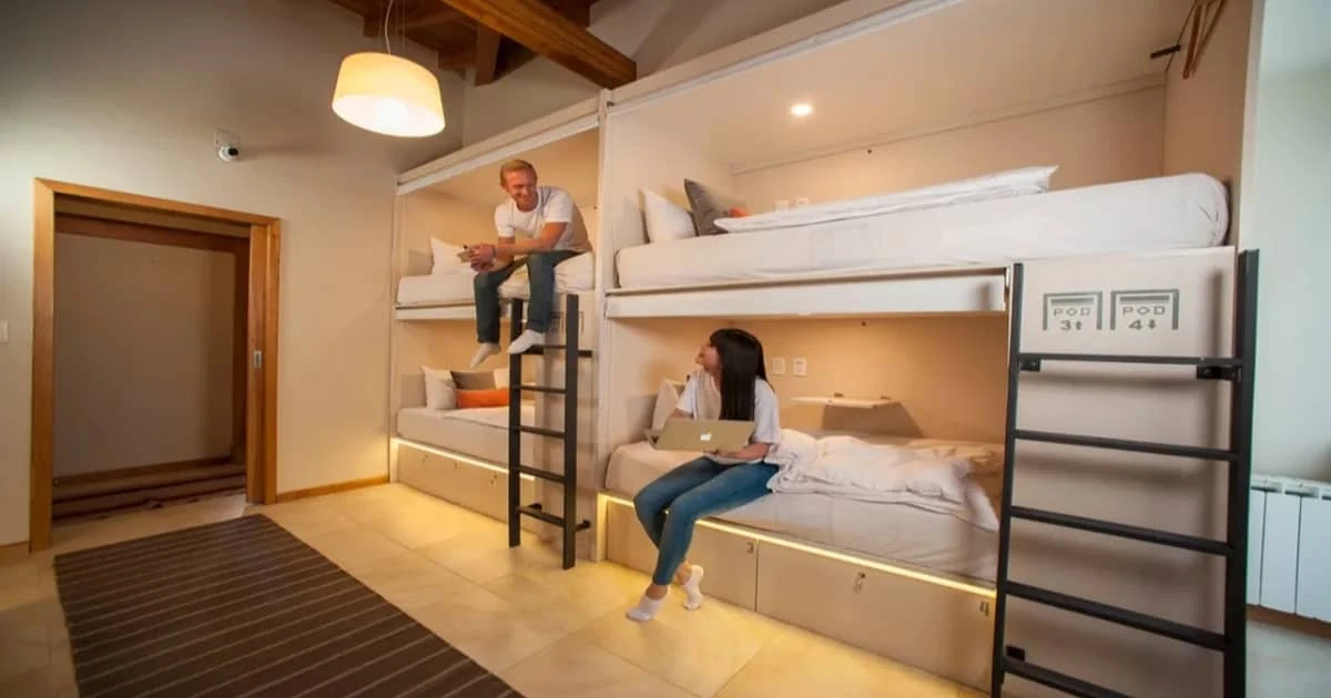 Habitación de hotel cápsula con literas y dos huéspedes