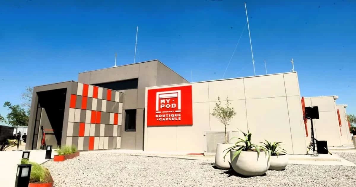 Edificio moderno con bloques de colores en diseño contemporáneo