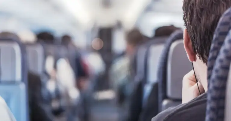 ¿Por qué nos sentimos hinchados en el avión?