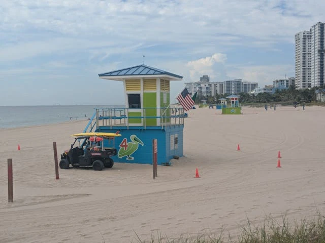 Vista aérea de Miami Beach con rascacielos frente al mar y playas de arena blanca.