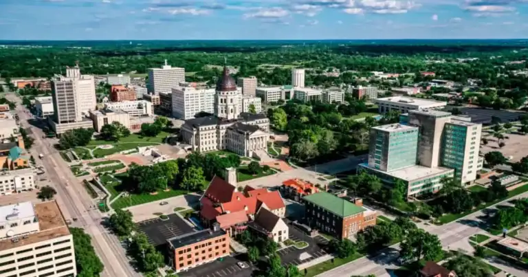 Topeka, la ciudad estadounidense que le paga a los latinos para vivir allí