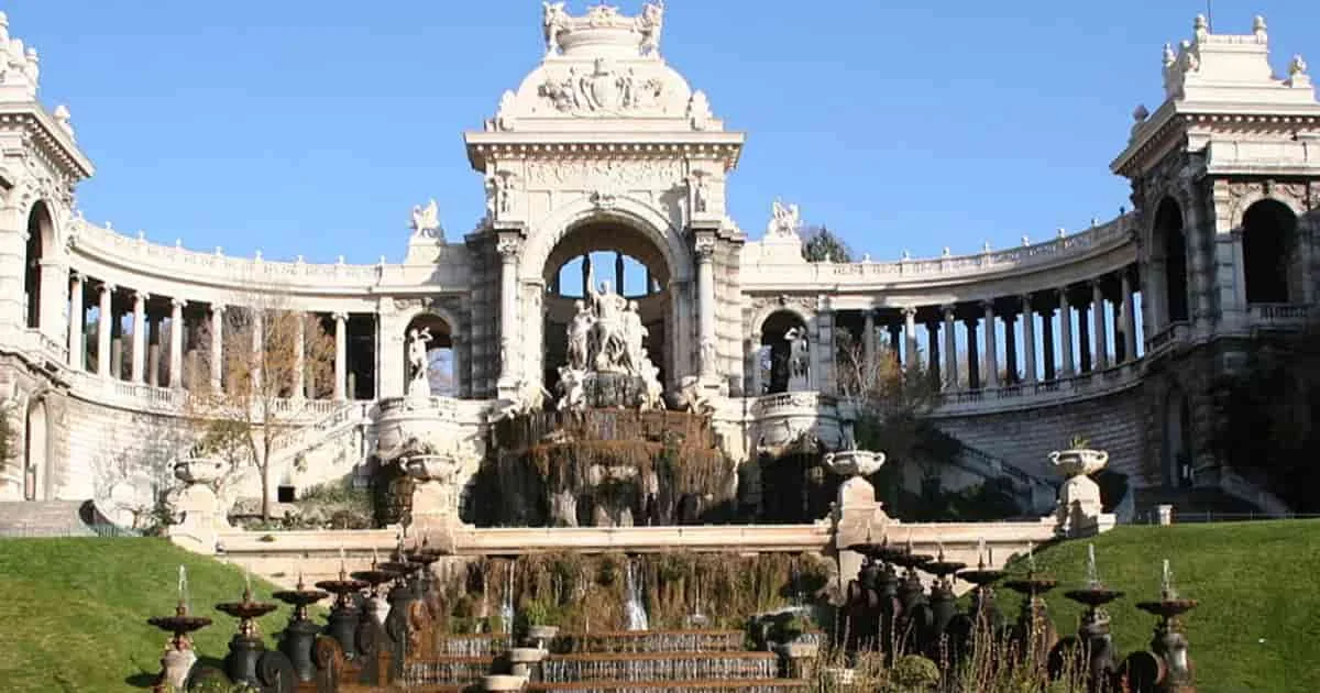 Palacio Longchamp con porticó monumental y fuentes