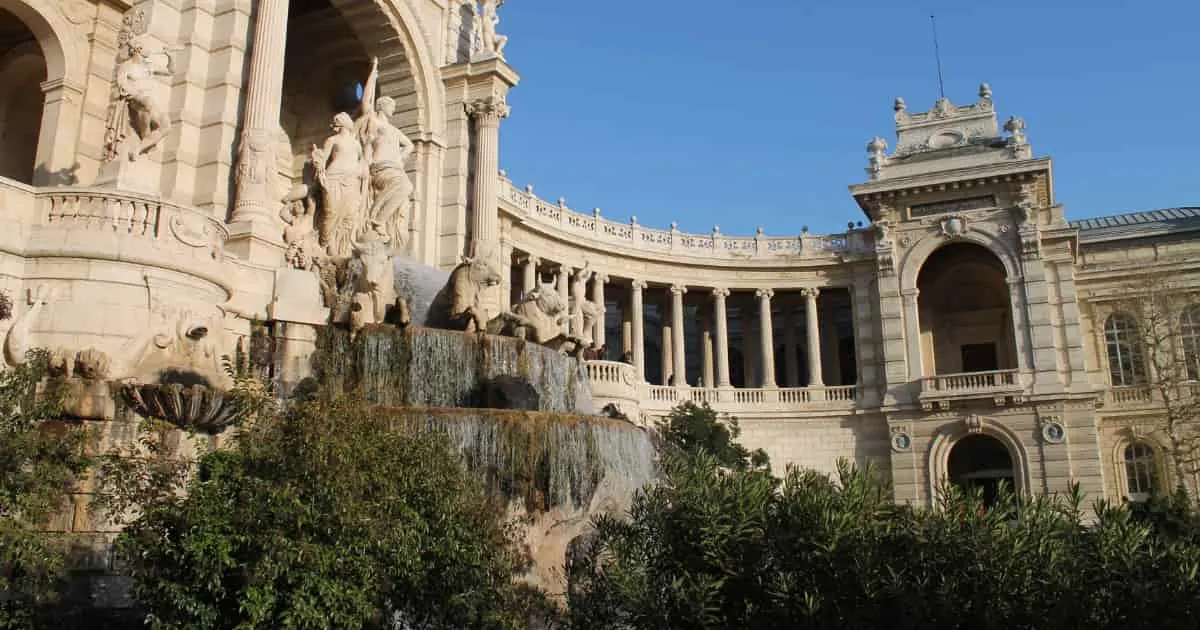 Fachada monumental del palacio con arcos y detalles arquitectónicos