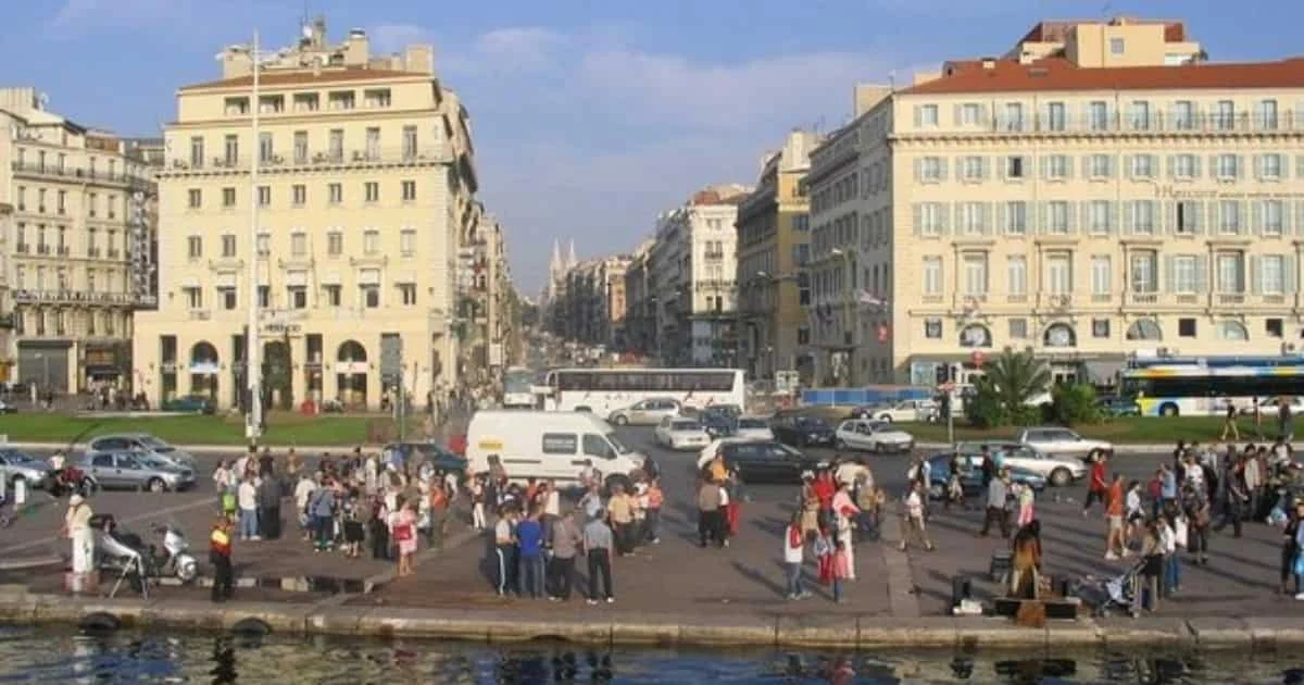 Avenida principal con edificios históricos y personas paseando