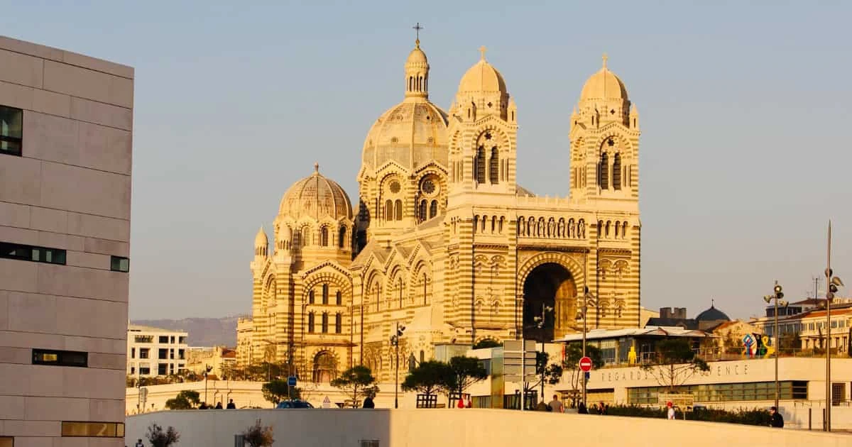 Catedral con cúpulas doradas y arquitectura románico-bizantina