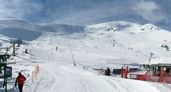 Pistas de esquí con telesillas en paisaje montañoso