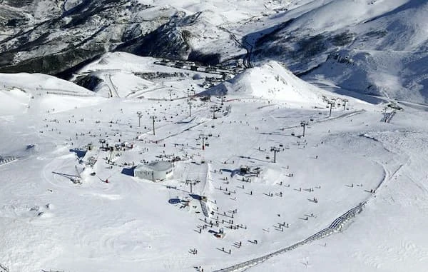 Estación de esquí con pistas nevadas en montañas