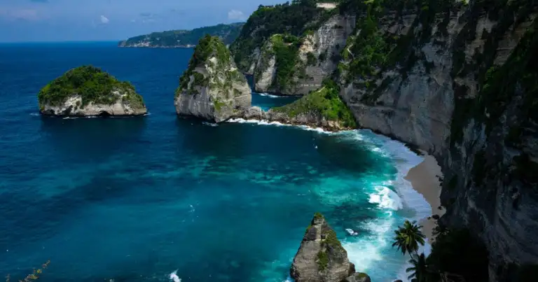 Acantilados y playa en Bali Indonesia con mar turquesa y paisaje natural