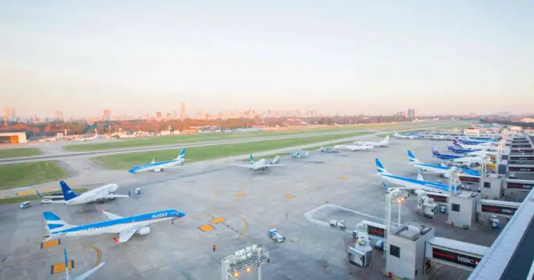 Cómo ir de Aeroparque a Ezeiza en colectivo: el nuevo servicio