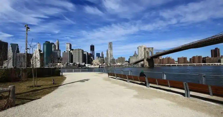Invierno en Nueva York: abren la pista de patinaje sobre hielo debajo del Puente Brooklyn