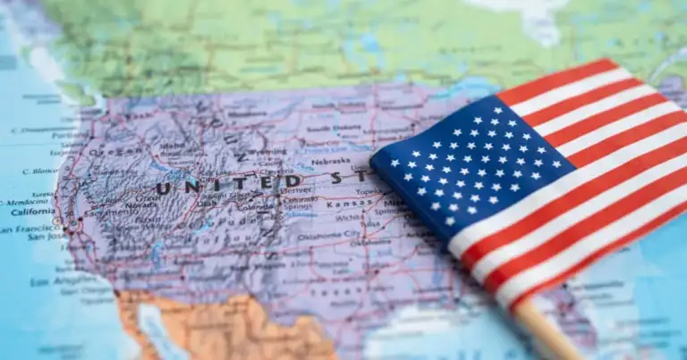 Bandera de Estados Unidos sobre mapa geográfico estadounidense