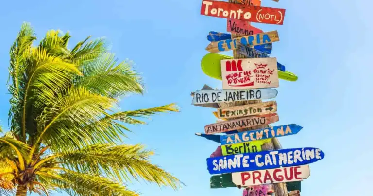 cartel con distintos destinos turisticos
