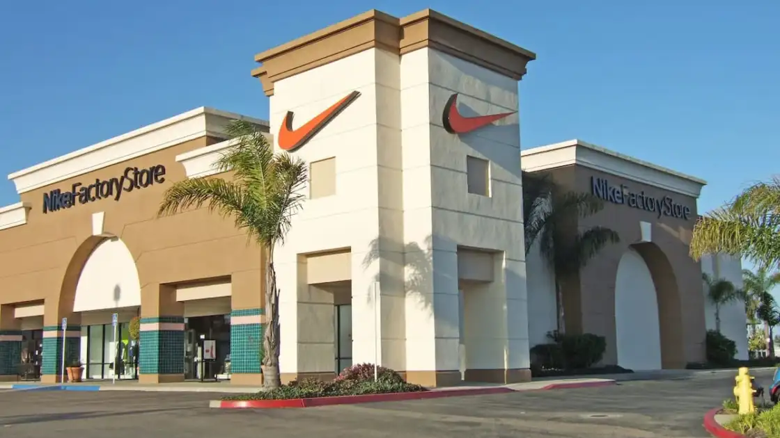 Fachada de tienda Nike Factory Store en un outlet de Estados Unidos