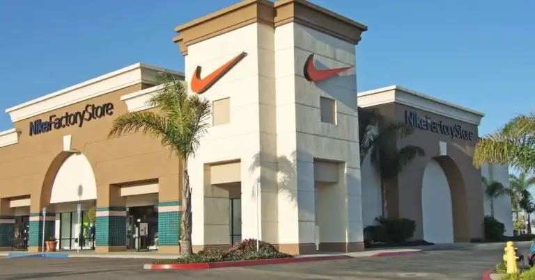 Fachada de tienda Nike Factory Store en un outlet de Estados Unidos