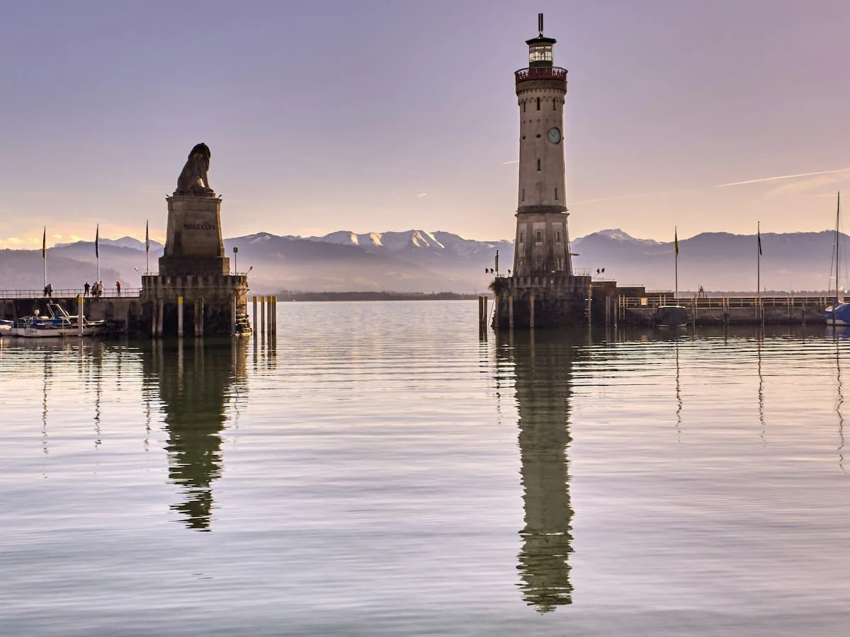 Lindau es un pequeño lago de origen glacial, situado entre los Alpes y el río Rin, en el sur de Alemania en una pequeña isla