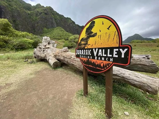 Jurassic Valley en Kualoa Ranch: escenario icónico del cine y atracción turística de Hawái Cartel de Jurassic Valley en Kualoa Ranch, sitio de filmación de películas como Jurassic Park