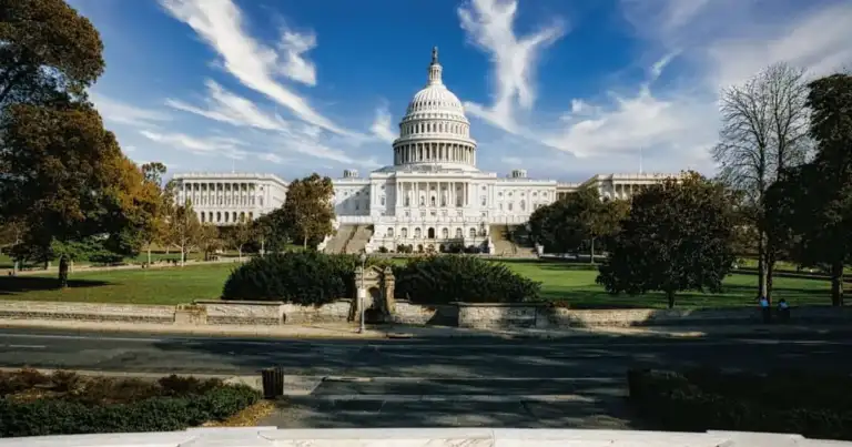 Vista panorámica del Capitolio de Estados Unidos bajo un cielo azul despejado en Washington DC.