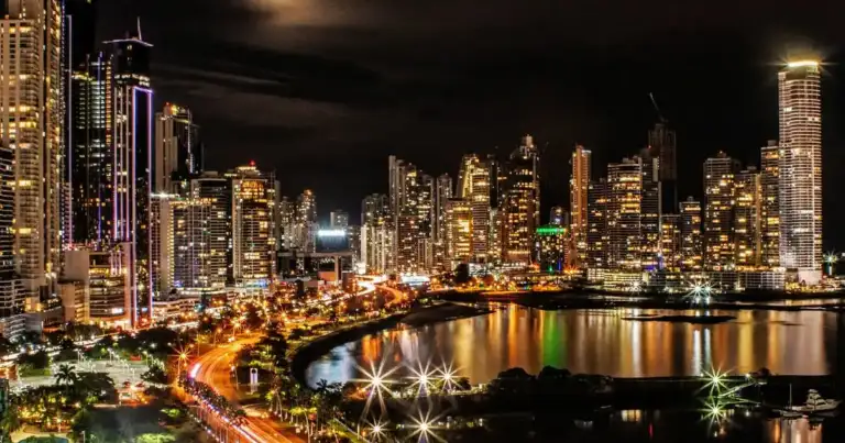 vista de Panamá, edificios iluminados y el mar