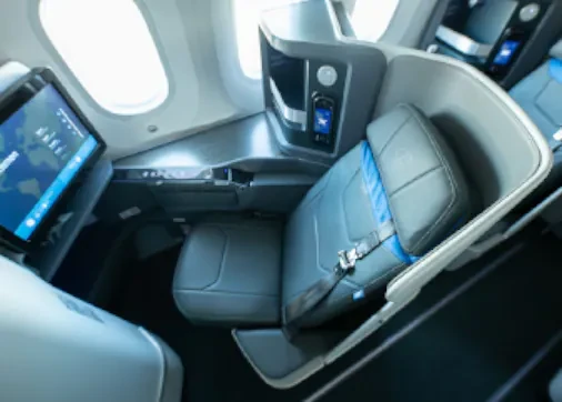 Asiento de cabina business con pantalla táctil, relleno azul y control integrado