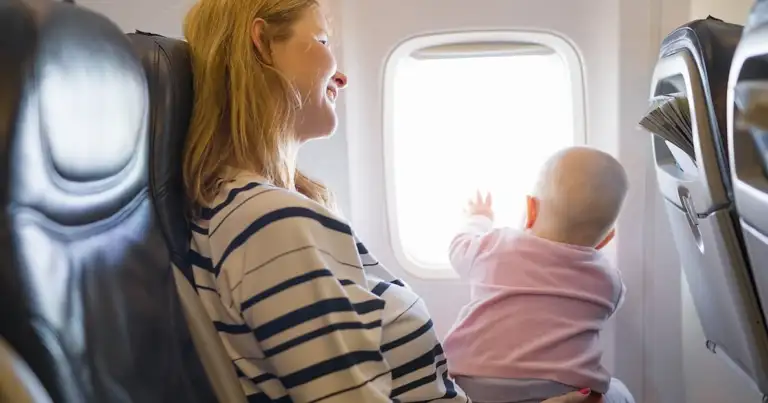 a los cuantos meses puede viajar un bebe en avion
