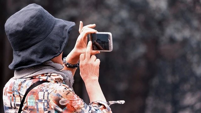 creditos: pixabay Documentar experiencias de escala con el teléfono móvil Turista capturando el paisaje con su móvil durante una escala
