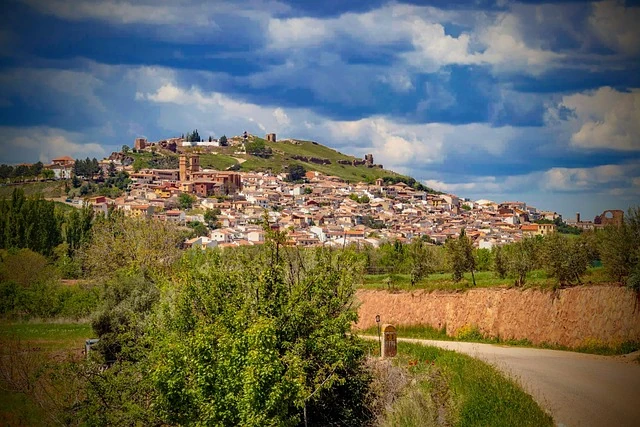 Pueblo montañoso con castillo en la cima
