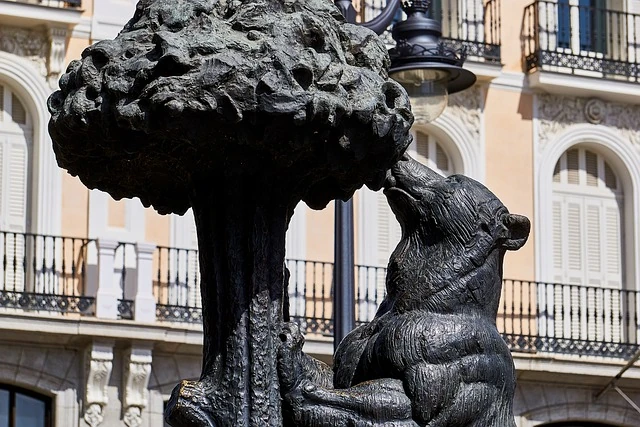 Escultura de oso y árbol en plaza de Madrid