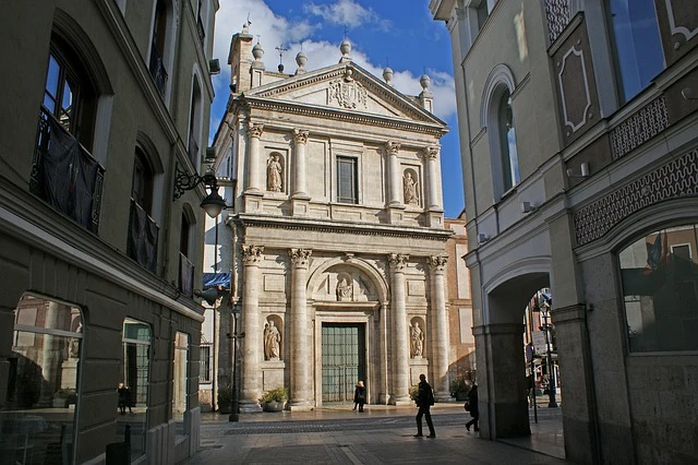 Catedral neoclásica en plaza de Valladolid
