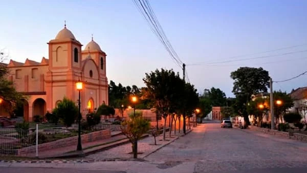Iglesia colonial rosada iluminada al atardecer