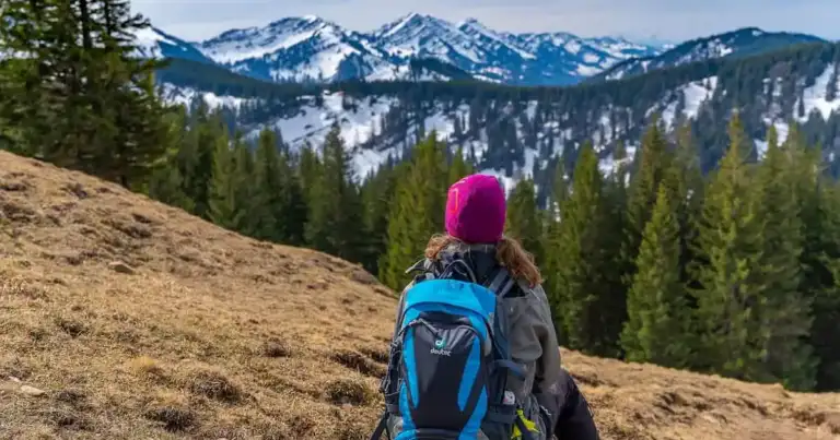 una mujer descansando luego de hacer hiking