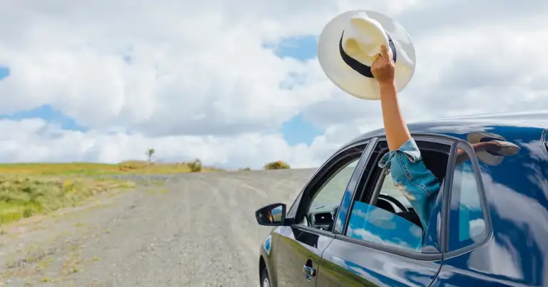 Mujer saliendo de viaje por la ruta