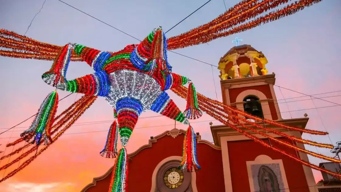 calle de mexico adornada para navidad