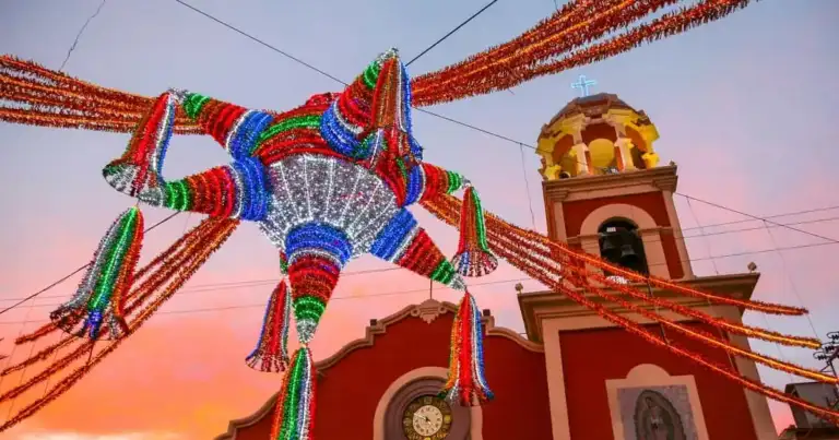 calle de mexico adornada para navidad