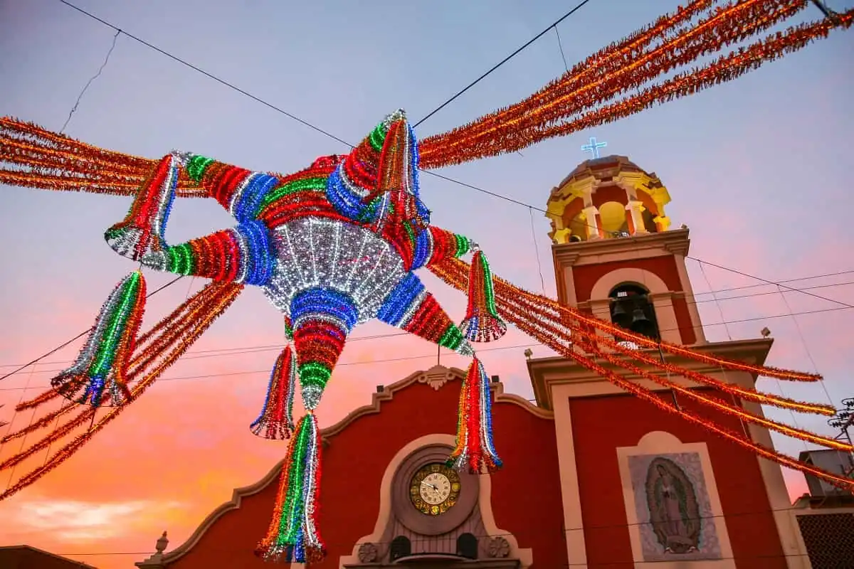 calle de mexico adornada para navidad