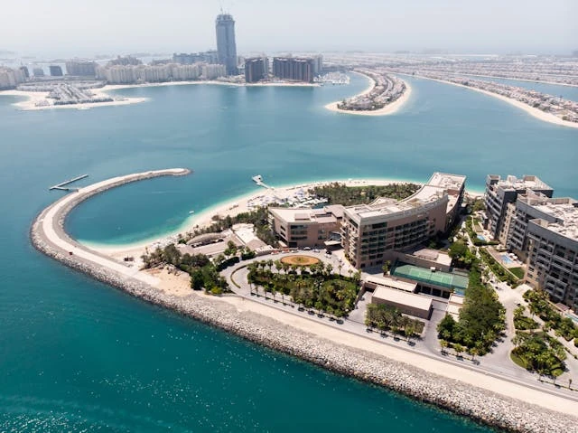 Playas e islas artificiales en Dubái, Emiratos Árabes Unidos Vista aérea de islas artificiales y complejos residenciales en la costa de Dubái sobre el golfo Pérsico