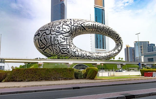 Museo del Futuro, uno de los principales atractivos turísticos de Dubái Museo del Futuro en Dubái con su estructura ovalada cubierta de caligrafía árabe