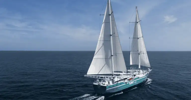 velero carga turistas