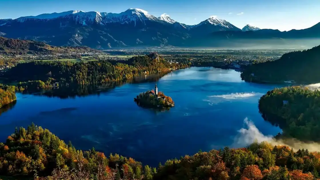 Lago de eslovenia y montañas nevadas al fondo