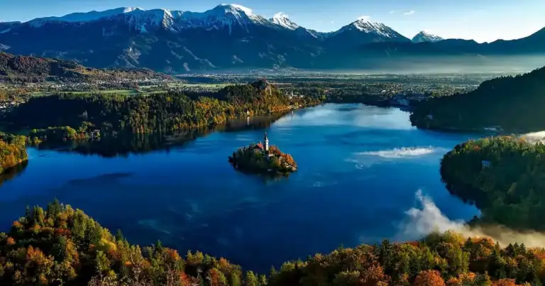 Lago de eslovenia y montañas nevadas al fondo