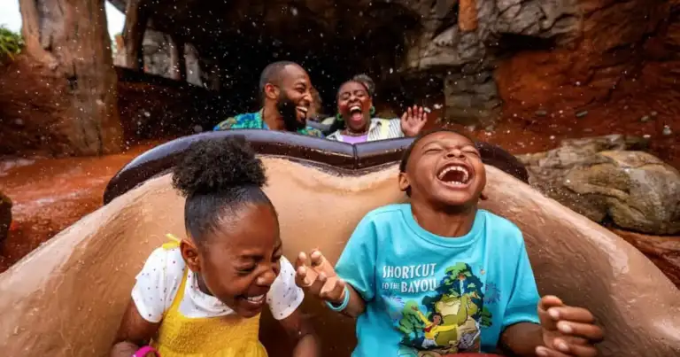 montaña rusa de disney, van 2 niños adelante en un carrito y lospadres atras