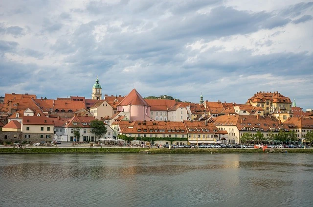 Maribor, joya vinícola a orillas del Drava Vista panorámica de Maribor, ciudad vinícola de Eslovenia junto al río Drava