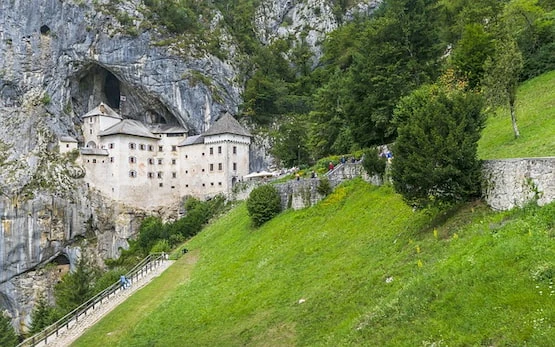 Castillo de Predjama: una fortaleza medieval incrustada en la roca Castillo de Predjama en Eslovenia, construido en la entrada de una cueva