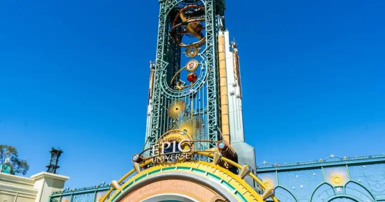 Torre colorida de montaña rusa con decoraciones doradas y azules