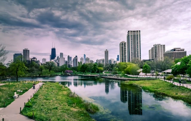 Vista del skyline de Chicago desde Lincoln Park con lago y áreas verdes en primer plano
