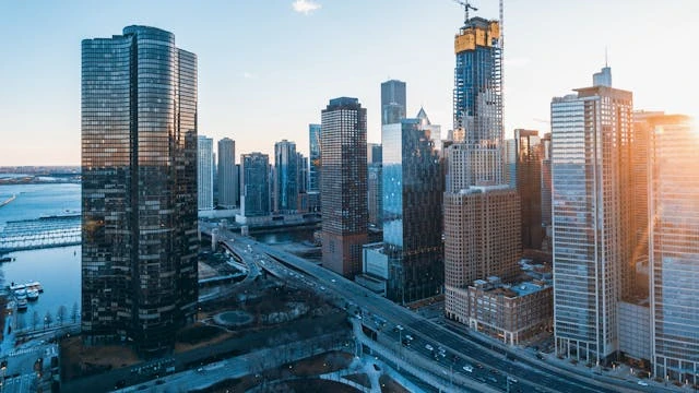 Vista del skyline de Chicago con rascacielos y el río Chicago al atardecer