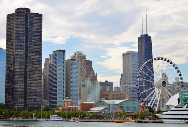 Skyline de Chicago con la noria de Navy Pier frente al lago Michigan Vista del skyline de Chicago con la noria Centennial Wheel en Navy Pier frente al lago Michigan